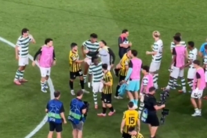 竞彩-未来切尔西队友昆代和萨特帕耶夫欧冠赛后进行问候，后者赠送球衣