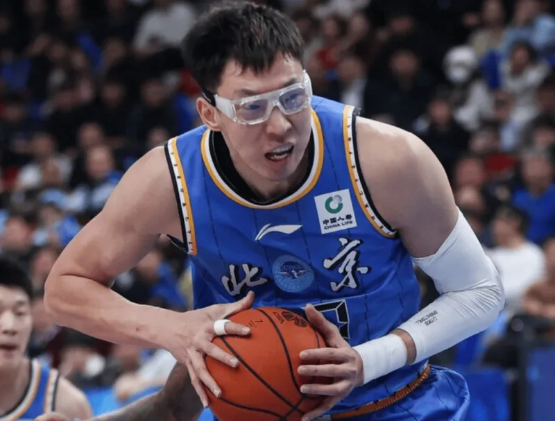 足彩-周琦半场出战11分钟，投篮2中1得到3分7篮板1抢断2盖帽